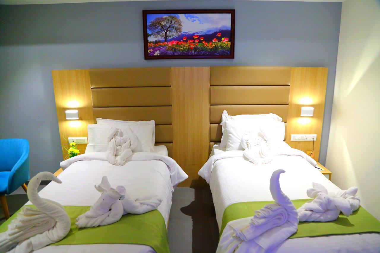Abhayaa Hotel Visakhapatnam Exteriör bild